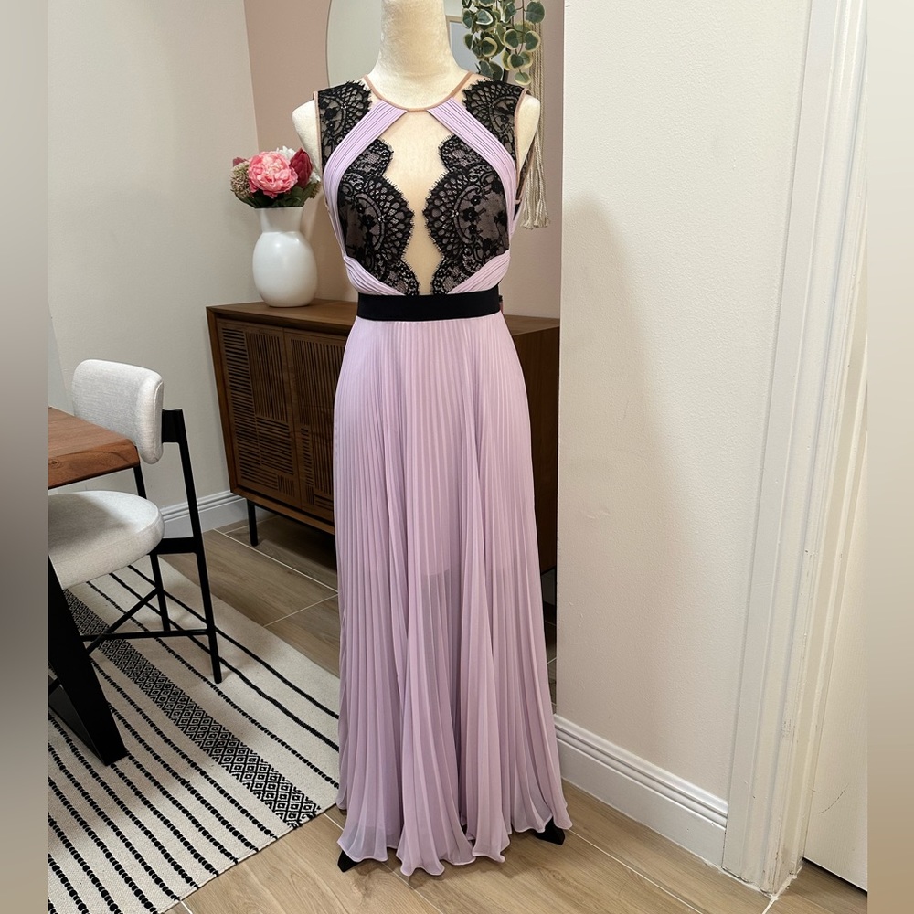 BCBGMaxazria Scalloped Lace Dress Size 4